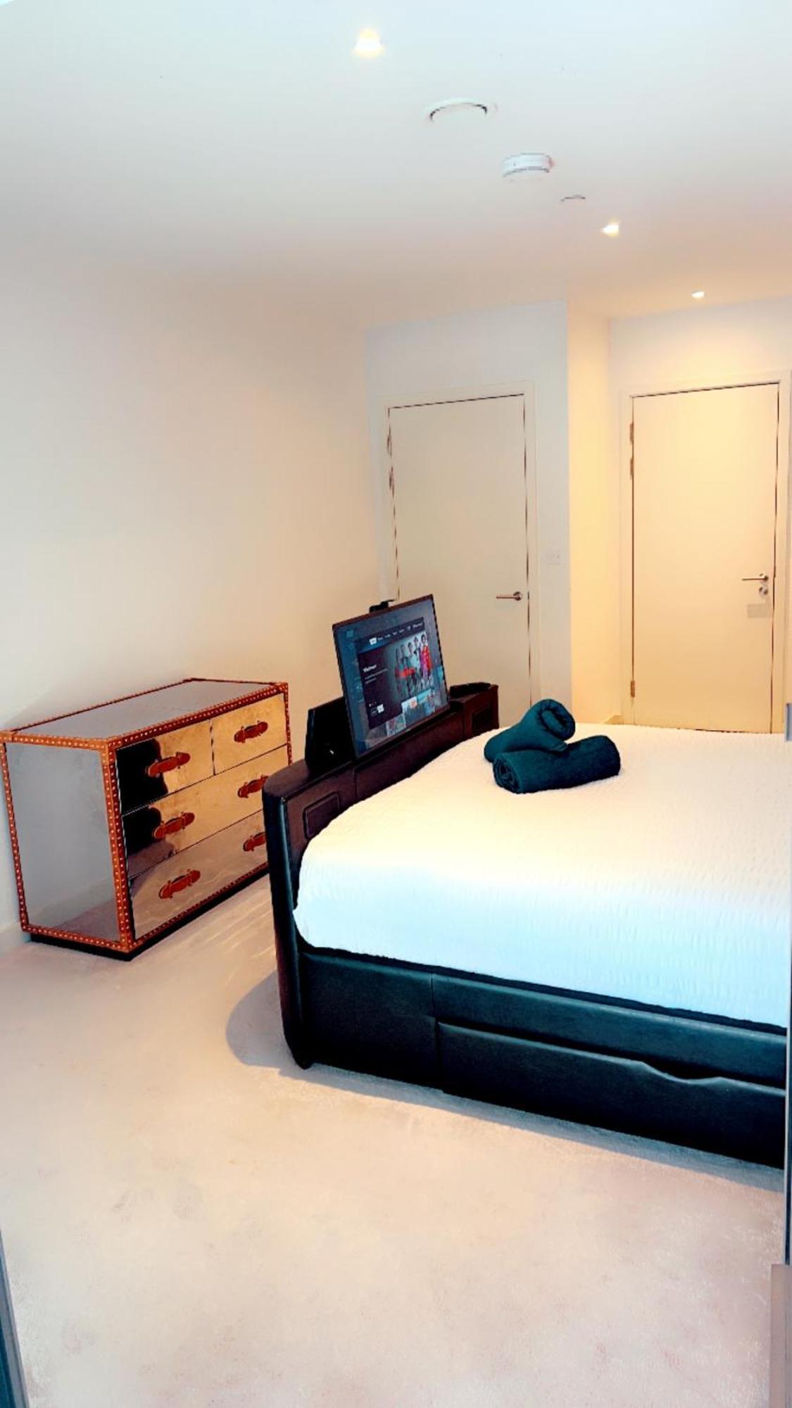 Luxe 2 Bedroom And Sofa Bed - Up To 6 Guests Appartamento